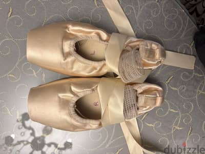 Point shoes