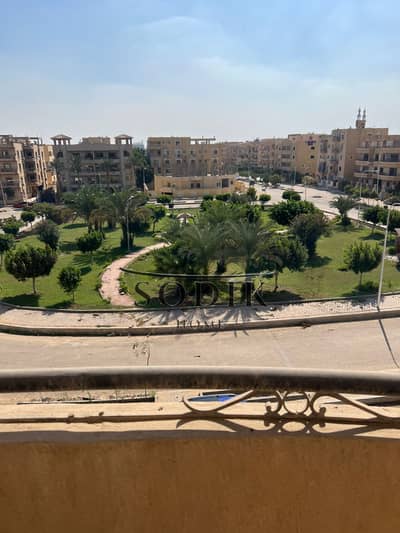 شقة على ڤيو جاردن في الحي التاسع ثاني نمرة من الحزام الاخضر ومحور العبور نصف تشطيب تصلح للسكن او الاستثمار