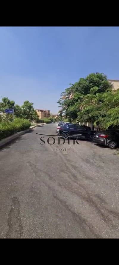 شقو للبيع في مدينة العبور الحي الرابع فيلات أرقى وأميز أحياء مدينة العبور حي راقي وهادي بالقرب من خط 10 للوكيشن مميز جدا شقة أرضي بجاردن بمدخل خاص