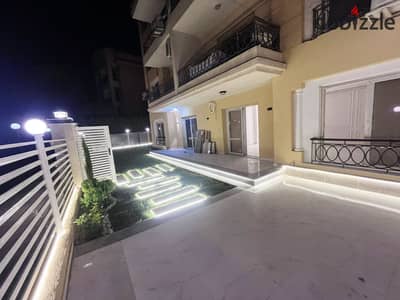 Inside Commound Al-Khamayil, an area for a garden with a view, luxurious finishing, first occupancy next to Gate 6 and the direct axis.