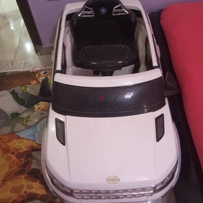 سيارة اطفال للبيع بحاله ممتازه وبطاريه جديده