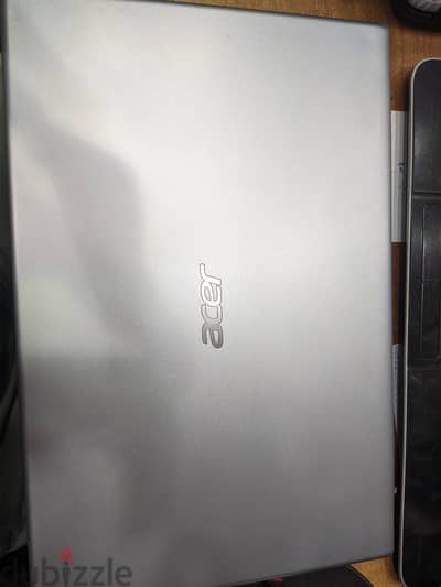 lab top acer aspire 3 حاله ممتازه استعمال خفيف