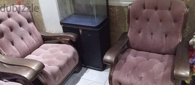 كنبة كبيرة و اربع كراسى للبيع