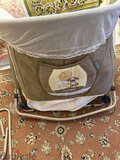 سرير أطفال  رضع ثابت وهزاز  مستعمل