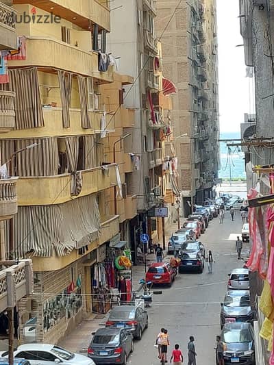 شقة للبيع غرفتين ورسبشن قطعتين كبار فى المندرة بحرى جمال عبد الناصر قريبة للبحر