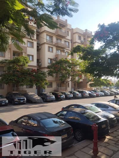 The apartment is 82 square meters in B6, in a very special location next to the movement and the second park. It has two bedrooms, an American kitchen, a reception, and a ground floor bathroom without a garden, fully finished and super lux.
