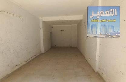 A 40 sqm olive store in a vital location
