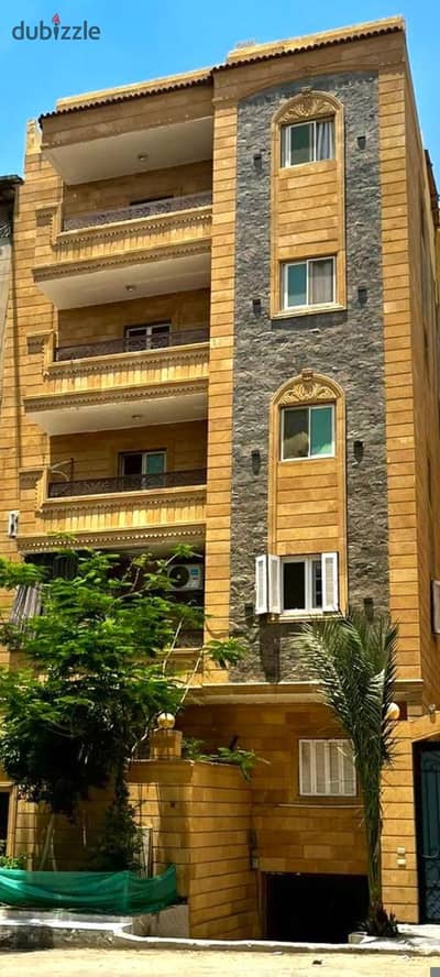 Building for sale in the second neighborhood with two super lux apartments