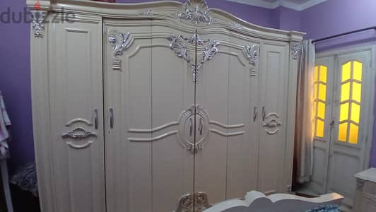 غرفه نوم كبيره عباره عن سرير ١٦٠سم في مترين وتسريحه و٢كومودينو
