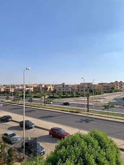مكتب إداري واجهة على الشارع الرئيسي في مول فارا بلازا في الشيخ زايد