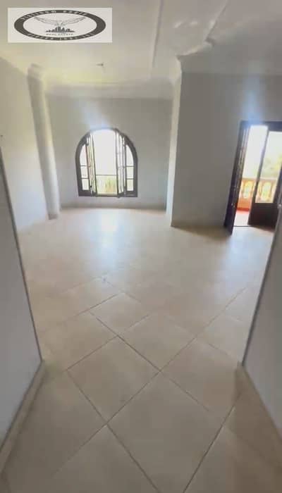 Apartment for rent in Al-Yasmeen, Fifth Settlement (Tagamoa), near Mostafa Kamel Axis and the "Full Up" gas station. Garden view. Super-lux finish.