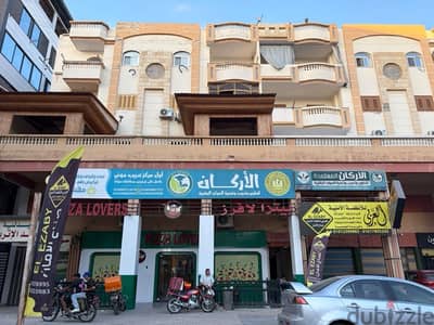 للبيع شقه بالمنطقه المركزيه بجانب حلواني شريف الزيني