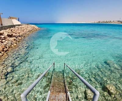 توين هاوس متشطب بالكامل بالتكيفات للبيع بموقع متميز في راس الحكمه من سوديك باطلاله علي البحر
