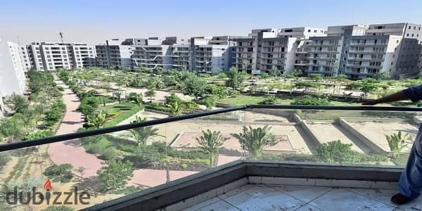 السكن بعد التعاقد علطول. . شقة لقطة استلام فوري في زيزينيا المستقبل سيتي بحري ومطلة عالبوليفاردمقدم 10% على 6 سنين