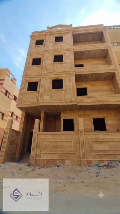 بيت في الحي الرابع (ج)، أمـام كمبوند الحي الإيطالي مباشرة. ​تاني نمرة من الطريق الرئيسي (طريق الجامعات) وبوابة هليوبوليس.