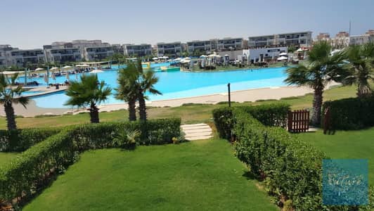 شاليه للبيع في امواج سيدي عبد الرحمن يري البحر يطل علي حمام السباحه مفروش ومكيف بالكامل -Amwaj northcoast