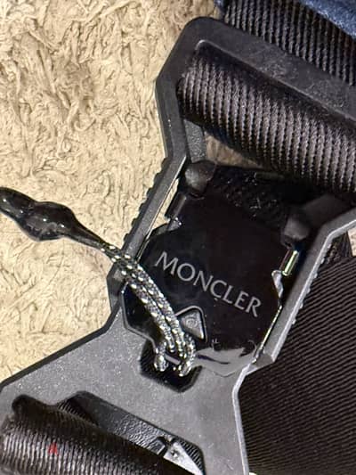 waist/ cross body  bag moncler جديده بالتيكيت