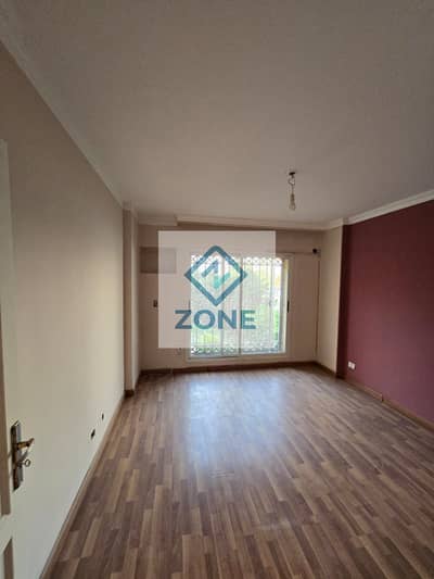 Ground floor apartment for sale with a private garden, opposite services, 3 bedrooms and 2 bathrooms