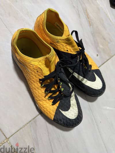 Original NIKE Football shoes مقاس 44