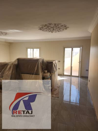 شقة رووف للايجار بالمطبخ لوكيشن مميز جدا علي فيو جاردن كبيرة في فيلات البنفسج 9 خطوات من waterway ومحور محمد نجيب