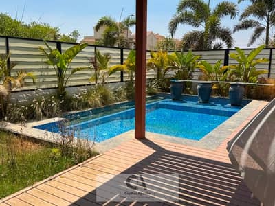 Town Corner With pool in Hyde Park Furnished