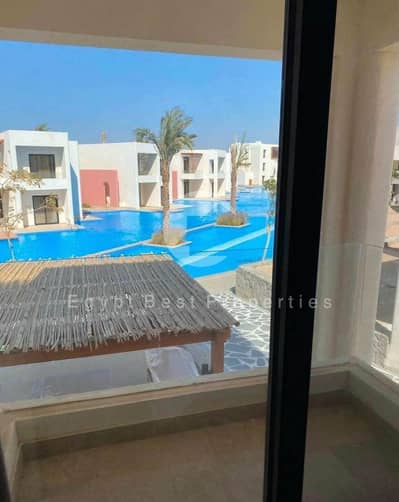 شاليه متشطب بوحدات المطبخ صف أول على اللاجون، غرفتين نوم، بالتقسيط بدون مقدم