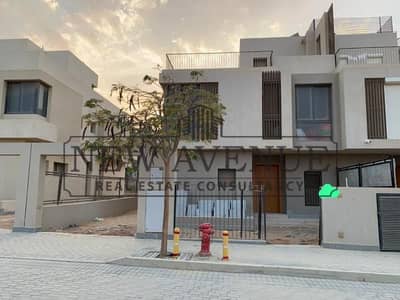 توين هاوس للبيع بكومباند سوديك ايست Sodic east بأقل سعر في الماركت وأميز لوكيشن في زون ٦ بڤيو مفتوح على لاند سكيب