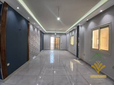شقة للايجار بالمطبخ في اللوتس الجنوبية على شارع النوادي الرئيسي مباشر أمام مول One Golden Square