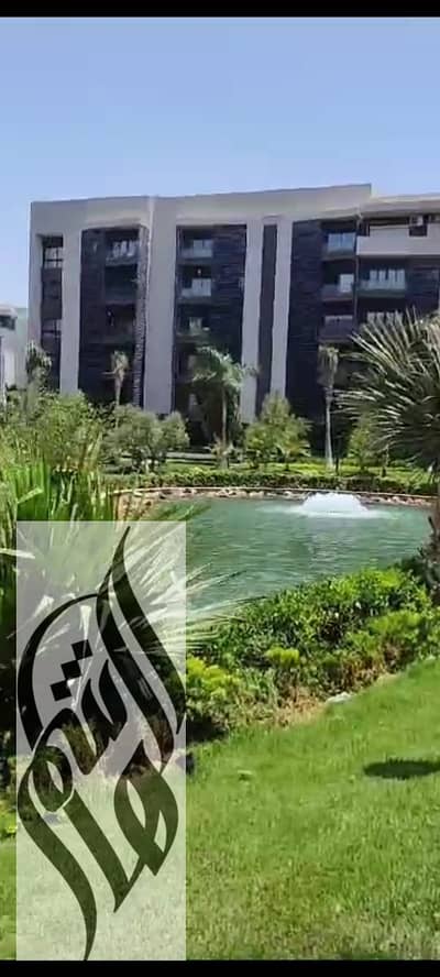 **استوديو فندقي فاخر للإيجار في مدينتي | جاردن خاصة وإطلالة مباشرة على البحيرات**  استمتع بإقامة راقية في استوديو مفروش بأثاث فندقي فاخر، بموقع مميز ل