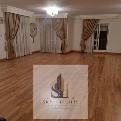 فرصة مميزة للسكن في إحدى أفضل مناطق الرحاب شقة قانون تشطيبات خاصة المطبخ و3 تكييفات. المساحة:  250متر