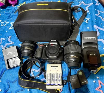 للبيع Nikon D5200 بحالة ممتازة جدًا – عدة تصوير متكامله