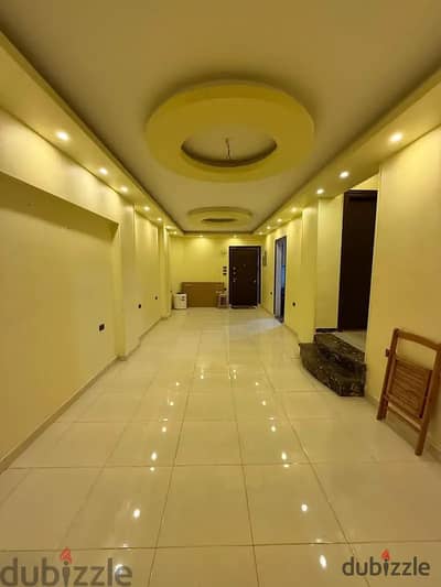 Apartment for sale in Al-Ma'raj, Zahra Al-Maadi, in the most distinguished neighborhood, area 143m consisting of 3 rooms, bathroom, reception, kitchen, 2nd floor, there is an elevator, ultra super lux finishing