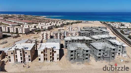 شاليه 3 غرف فيو بحر 100%   متشطب بالكامل للبيع استلامات من اول 6 شهور في لوكيشن زي راس الحكمه بمقدم 10% وقسط علي 10 سنين وفي خصم 25 %