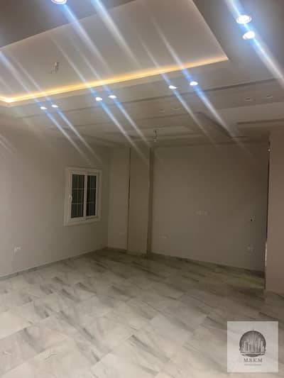 Apartment for rent in Andalus, near Mivida, ground floor, 175 square meters, with garden and American kitchen.