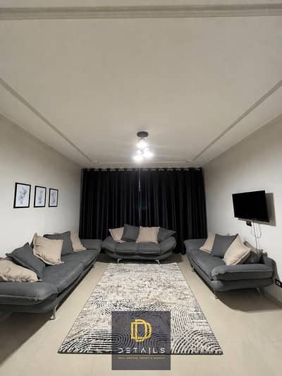 شقه ايجار مفروش فرش وتشطيب مودرن high end مكيفه بالكامل بجوار الخدمات و بوابه هايبر وان في المرحله الاولي بكومباوند الخمائل الشيخ زايد