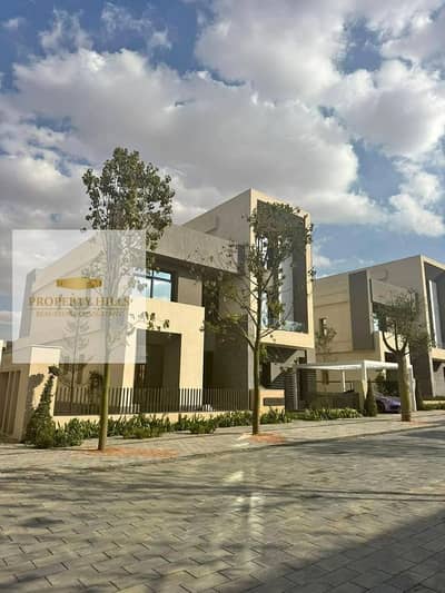 Fully finished villa in Saada Prime Compound, located directly on the Suez Road, just minutes inside the Fifth Settlement, with a very distinctive division.