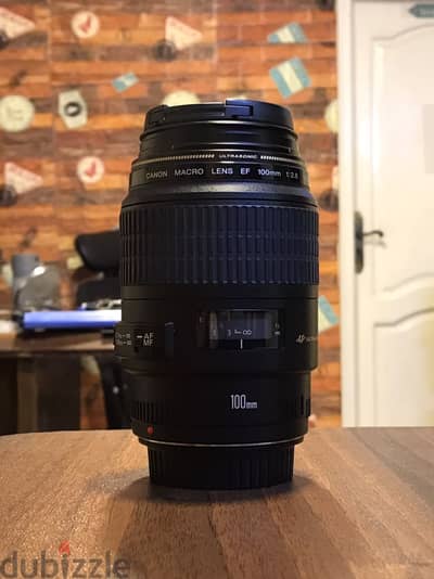 Canon 100mm Macro بحالة ممتازة جداً وبدون أي عيوب.