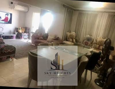 شقة للبيع بمدينة الرحاب المرحلة التاسعة بالقرب من افينو مول الدور الخامس يوجد بالعمارة اسانسير مساحة 131 متر تتكون من 3 غرفة نوم و 2 حمام فيو شارع بال