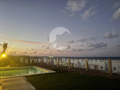 تاون هاوس بإطلالة مباشرة على البحر في المصيف رأس الحكمة | مقدم 5% وتقسيط حتى 9 سنوات
