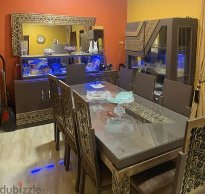 سفرة خشب طبيعي دمياط أصلي 8 كراسي + نيش + بوفيه بالمراية – حالة ممتاز