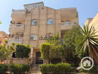 شقة للبيع في مدينة العبور في الحي السادس فيلات مساحة 160 متر ثلاث غرف نوم وحمام ومطبخ ويوجد عداد كهرباء وكاميرات مراقبة نصف تشطيب محارة وحلوق