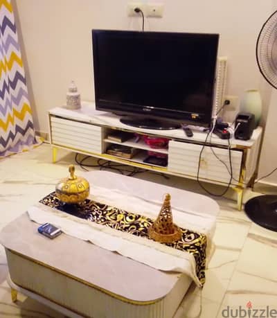 كنبه بالفوتيه على حرف ال وتربيزا ومكتبة تلفزيون مودرن