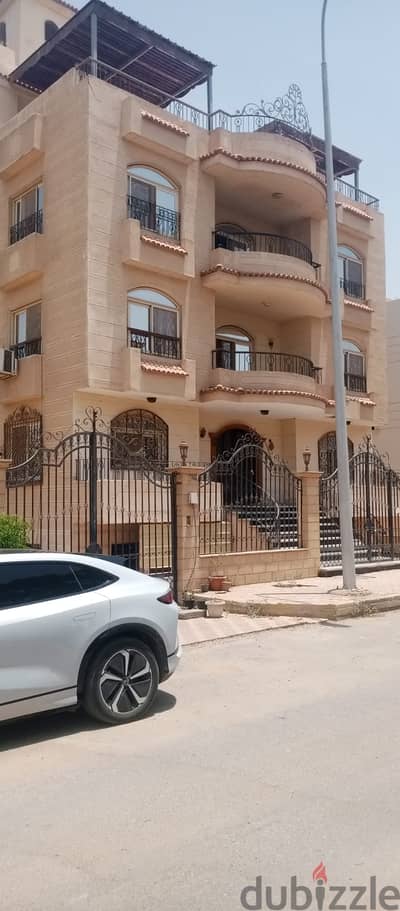 شقة بغرب سوميد تري المحور المركزي و بقرب مجمع البنوك