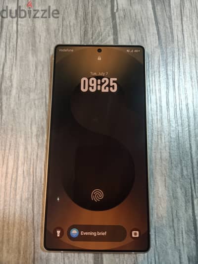 Samsung Galaxy S25 Ultra مع بقعة صغيرة في يسار الشاشة غير مؤثرة