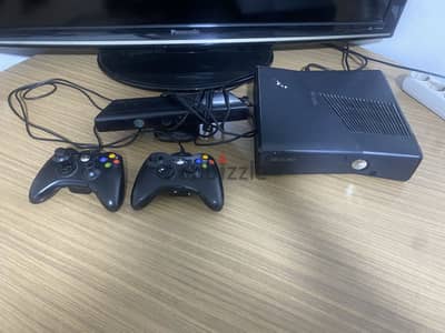 للبيع جهاز Xbox 360 E معدل بحالة ممتازة، شغال بدون أي مشاكل