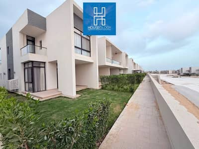 Corner townhouse, first row on the lagoon with a garden, 150m², for sale in Azha Ain Sokhna
