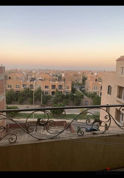 شقة عائلية للإيجار بالتجمع الخامس 195م بالمستثمرين الجنوبية! دور ثالث بحري، خصوصية تامة وغير مجروحة