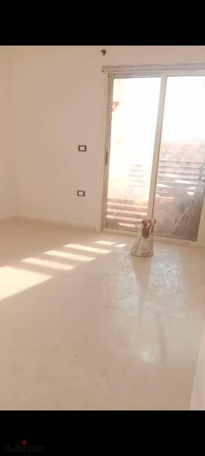 شقه للايجار في المعادي جاردنز على الطريق الدائري المعادي       اول سكن 3 غرف و 2 حمام ريسبشن قطعتين كبار وجها بالكامل غير مجروحه تشطيب هاي لوكس دور اول علوي اسانسير يوجد جميع الخدمات امن 24 ساعه كاميرات مراقبه مدخل فخم جدا مطلوب شهر ايجار شهرين تامين الاي
