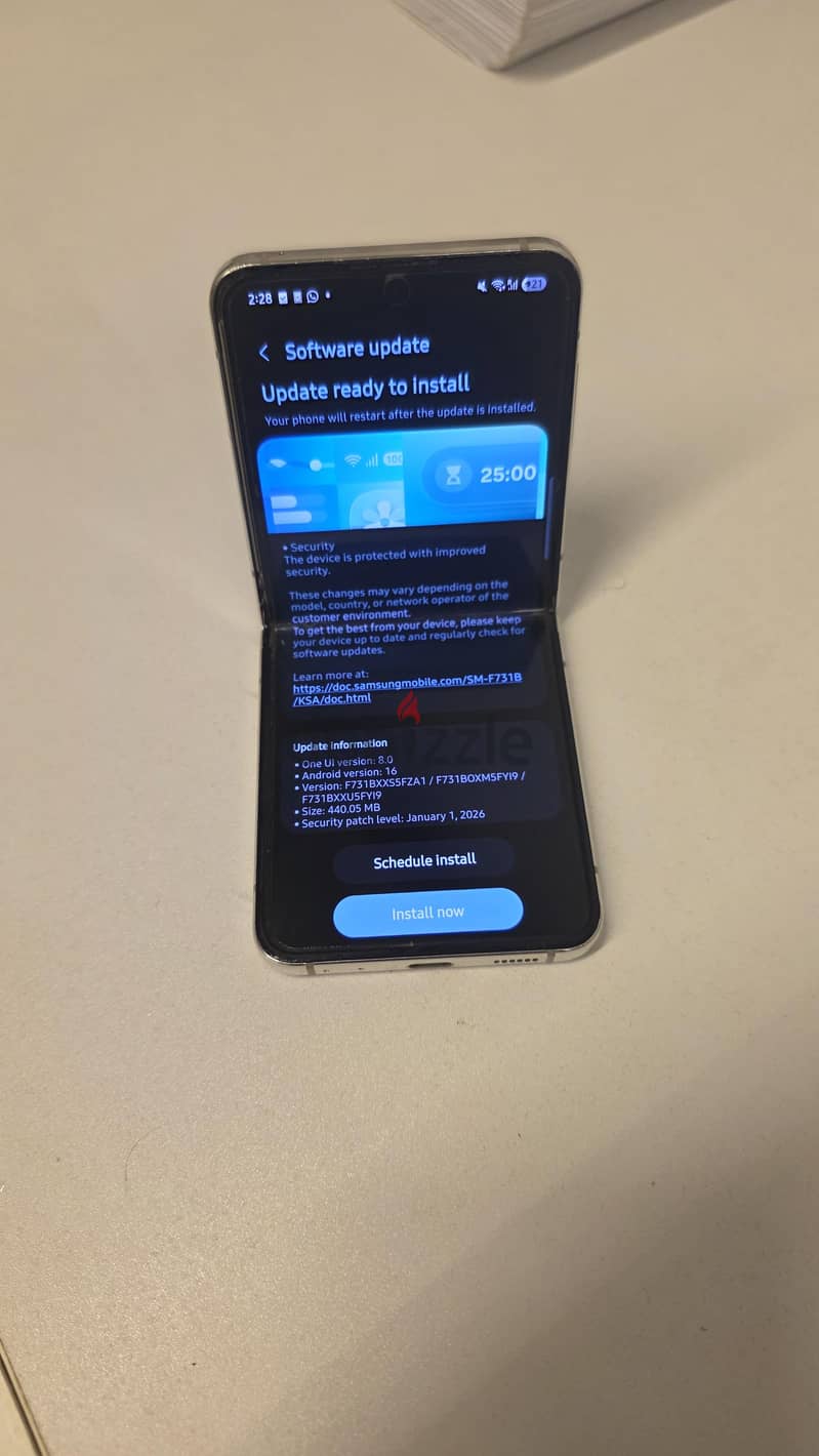 Samsung Z Flip 5 2