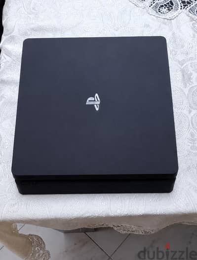 جهاز ps4 slim نضيف جدا و بحاله ممتازه